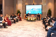 Chairman of the Quang Ninh provincial People’s Committee Pham Duc An (right) and King Jigme Khesar Namgyel Wangchuck of Bhutan at their meeting on August 21. (Photo: baoquangninh.vn)