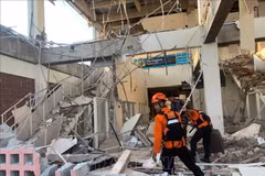 Rescue workers search for victims in the rubble following an earthquake on Flores Island, Indonesia, on August 15. (Photo: Xinhua/VNA)