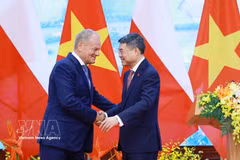 PM Le Minh Hung (R) meets with his Polish counterpart Donald Tusk. (Photo: VNA)