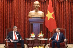 General Secretary of the Communist Party of Vietnam (CPV) Central Committee and President To Lam (right) and Miguel Mejia, Secretary General of the United Left Movement (MIU) Party of the Dominican Republic at their meeting in Hanoi on October 26 (Photo: VNA)