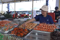 Various dishes made from Ca Mau crabs and shrimps. (Photo: VNA)
