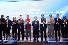 Delegates attending the forum pose for a group photo (Photo: VNA)