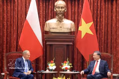 General Secretary of the Communist Party of Vietnam Central Committee and President To Lam (right) and Polish Prime Minister Donald Tusk at their meeting in Hanoi on October 26. (Photo: VNA)
