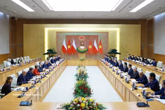 Prime Minister Le Minh Hung holds talks with his Polish counterpart Donald Tusk in Hanoi on October 26 (Photo: VNA)