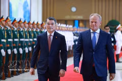 Prime Minister Le Minh Hung (L) hosts an official welcome ceremony for his Polish counterpart Donald Tusk in Hanoi on October 26 morning. (Photo: VNA)