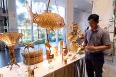 Bamboo and rattan decorations and gifts have replaced plastic products at many tourism service establishments, contributing to the development of green tourism in Da Nang. (Photo: VNA)