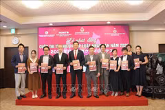 Representatives of the Tokyo Metropolitan Police Department and the organising board in a group photo at the launching ceremony of the competition in Tokyo on July 18. (Photo: VNA)