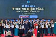 Representatives from brands that win the “Vietnam Golden Agricultural Brand Awards 2025.” (Photo: laodong.vn)