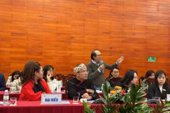 A representative of the Dien Bien Farmtrip 2025 Group shares views at the conference. (Photo: VietnamPlus)