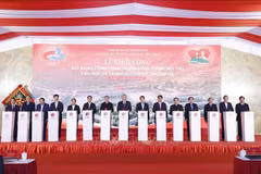 Party General Secretary To Lam (central) on January 28 attends the ground-breaking ceremony for the Truong Ha Boarding Primary and Secondary School in Truong Ha commune, the northern province of Cao Bang. (Photo: VNA)