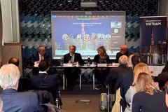 Participants at the business dialogue in Italian city of Genoa (Photo: VNA)