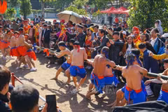 A folk game at a traditional festival in Hanoi (Photo: VNA)