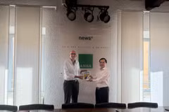 Editor-in-Chief of the Communist Review Assoc. Prof. Dr. Duong Trung Y (R) presents a souvenir to ANSA executive (Photo: tapchicongsan.org.vn)