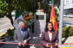 Vietnamese Ambassador to Mexico Nguyen Van Hai (left) and Acapulco Mayor Abelina Lopez Rodriguez at the ceremony inaugurating the restored statue of President Ho Chi Minh. (Photo: VNA)