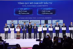 Membership certificates of the Vietnam International Financial Centre in Ho Chi Minh City (VIFC- HCMC) are presented to ten holding companies as its first members. on October 28, 2026 (Photo: VNA)