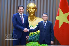 Prime Minister Le Minh Hung (R) meets with Belarusian Minister of Foreign Affairs Maxim Ryzhenkov in Hanoi on October 28, 2026. (Photo: VNA)