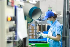 A worker inspects mechanical products at Ohashi Tekko Vietnam Co., Ltd. in Binh Xuyen Industrial Park, Phu Tho province (Photo: VNA)