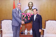 Full-time Deputy Secretary of the CPV Committee for Mass Mobilisation, Vietnam Fatherland Front and Central Mass Organisations Nguyen Thai Hoc (R) and General Secretary of the Dominican Republic’s United Left Movement (MIU) Party Miguel Mejia (Photo: VNA)