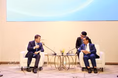 Chairman of the Ho Chi Minh City People’s Committee Nguyen Van Duoc (right) meets with Managing Director of the World Economic Forum (WEF) Stephan Mergenthaler on October 28, 2026. (Photo: VNA)