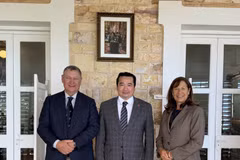 Vietnamese Consul General in Perth Pham Hai Anh (C) meets with Northern Territory Administrator David Connolly and his spouse. (Photo published by VNA)