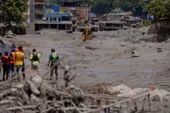 Rescue teams search for victims after floods and landslides in Nuwakot, Nepal, on August 27, 2026 (Photo: Xinhua/VNA) 