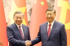 General Secretary of the Communist Party of Vietnam Central Committee To Lam (left) and General Secretary of the Communist Party of China Central Committee and President of China Xi Jinping. (Photo: VNA)