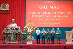 Party General Secretary and State President To Lam present greeting flowers to the People'sPolice force on the occasion of the 64th anniversary of the force's traditional day (Photo: VNA)