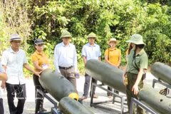Tourists visit the exhibition area displaying various types of bomb casings at the "Legendary Truong Son Road - Command Cave" eco-tourism site in Quang Tri province (Photo: VNA)