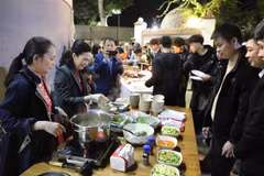 Vietnamese in Cairo enjoy traditional dishes (Photo: VNA)