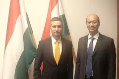 Hungarian Deputy State Secretary for Development of Eastern Relations at the Ministry of Foreign Affairs and Trade Stifter Adam (L) receives Vietnamese Ambassador to Hungary Bui Le Thai. (Photo: VOV)