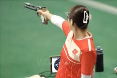 Shooter Trinh Thu Vinh competes in the women’s 10m air pistol team event. (Photo: VNA)