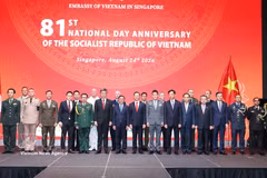 Politburo member and Standing Member of the Communist Party of Vietnam Central Committee’s Secretariat Tran Cam Tu and officials pose for a group photo at the ceremony. (Photo: VNA)