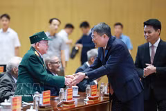 Prime Minister Le Minh Hung (R) with a veteran Party member of the Hai Phong Party Organisation at the event. (Photo: VNA)