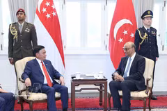 Politburo Member and Standing Member of the Communist Party of Vietnam (CPV) Central Committee’s Secretariat Tran Cam Tu (L) and Singaporean President Tharman Shanmugaratnam in Singapore on August 25, 2026. (Photo: VNA)
