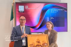 Deputy State Auditor General of the State Audit Office of Vietnam Bui Quoc Dung (left) and Secretary and Director of the Audit in the Office of the Comptroller and Auditor General of Ireland Colette Drinan exchange souvenirs. (Photo: VNA)