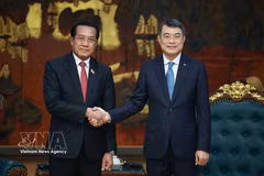 Prime Minister Le Minh Hung (R) and Vanhxay Phongsavanh, Politburo member, Chairman of the Lao People's Revolutionary Party (LPRP) Central Committee's Inspection Commission, President of the Lao State Inspection Authority, and Head of the Central Anti-Corruption Commission of Laos, in Hanoi on August 25, 2026. (Photo: VNA)