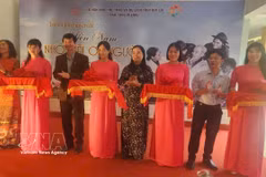 Delegates cut the ribbon to open the thematic exhibition (Photo: VNA)