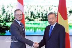 General Secretary of the Communist Party of Vietnam (CPV) Central Committee and President To Lam (right) meets with the Communist Party of Canada (CPC) Leader Drew Garvie on September 25. (Photo: VNA)