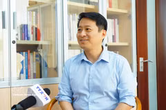 Professor Qu Qiang of Minzu University of China speaks to a Vietnam News Agency correspondent in Beijing. (Photo: VNA)