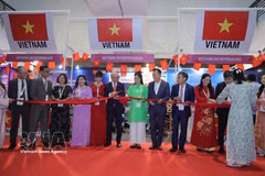 At the ribbon-cutting ceremony for Vietnam Pavilion at the 2026 Uttar Pradesh International Trade Show (Photo: VNA)