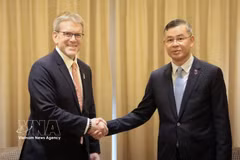 Finance Minister Ngo Van Tuan (R) and Dean Thompson, Senior Director for Global Policy and Sustainability at The Coca-Cola Company. (Photo: VNA)