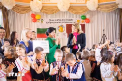 Ngo Phuong Ly (in green), spouse of Party General Secretary To Lam and Desislava Radeva, spouse of Bulgarian President Rumen Radev (right) meet with children at the Zvanche Kindergarten No. 2 in the capital Sofia on October 23 (Photo: VNA)