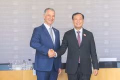 Chairman of the National Assembly's Committee for National Defence, Security and Foreign Affairs Le Tan Toi (R) meets with Jean-Michel Jacques, Chairman of the French National Assembly's National Defence and Armed Forces Committee. (Photo: VNA)