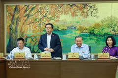 The Hanoi delegation of NA deputies at the group discussions (Photo: VNA)
