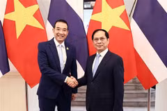 Deputy Prime Minister and Minister of Foreign Affairs Bui Thanh Son (R) and Thai Minister of Foreign Affairs Maris Sangiampongsa (Photo: VNA)
