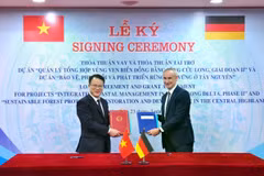 Deputy Minister of Finance Tran Quoc Phuong (left) and a representative of the German Reconstruction Bank (KfW) sign a loan agreement and a grant agreement for the two projects at a ceremony in Hanoi on July 23. (Photo: Ministry of Finance)