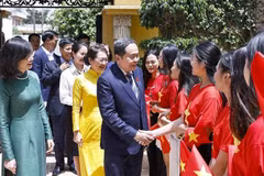 National Assembly Chairman Tran Thanh Man and his spouse, Nguyen Thi Thanh Nga, meet with staff of the Vietnamese Embassy and members of the Vietnamese community in Morocco on July 26 afternoon. (Photo: VNA)