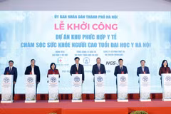 Party General Secretary To Lam (fourth, right) and delegates press the buttons to launch the construction of the Hanoi Medical University Elderly Health Care - Medical Complex in Hanoi on January 17 (Photo: VNA)