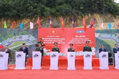 General Phan Van Giang, Vietnam's Deputy Prime Minister and Minister of National Defence, his Lao counterpart General Khamliang Outhakaysone and other delegates press the button to start construction of a border guard coordination station in Nam On village, Xaichamphon district of Laos' Bolikhamsai province. (Photo: VNA)