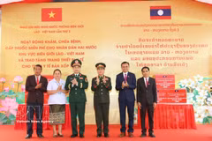 Deputy Prime Minister and Minister of National Defence General Phan Van Giang (3rd from left) and his Lao counterpart General Khamliang Outhakaysone (4th from left) in an activity held on July 9, 2026 as part of the third Vietnam – Laos Border Defence Friendship Exchange. (Photo: VNA)